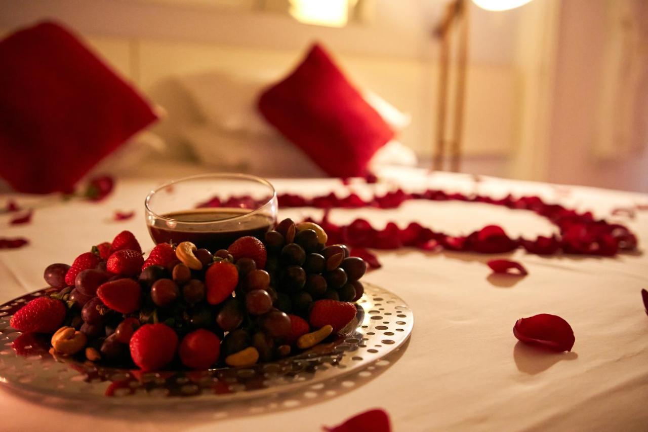 Hotel Boutique Frangipani Brotas Bagian luar foto A romantic bedroom
